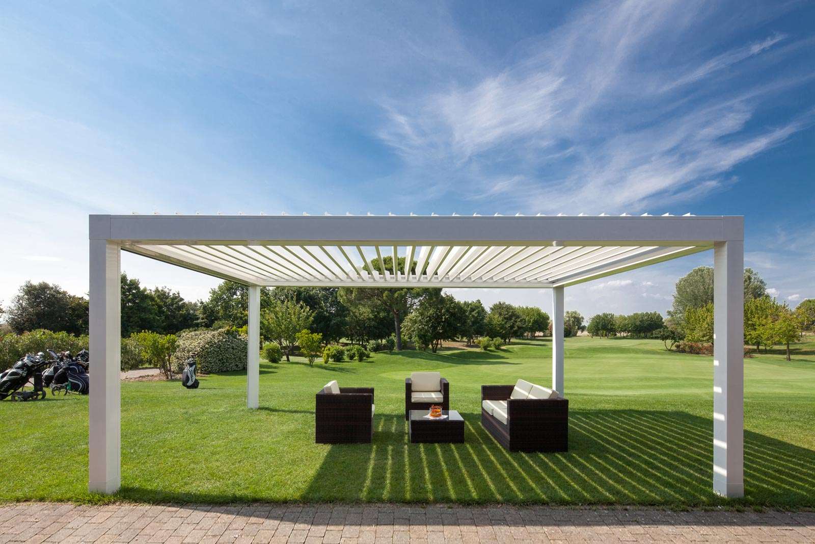 pergola bioclimatique contemporaine en aluminium