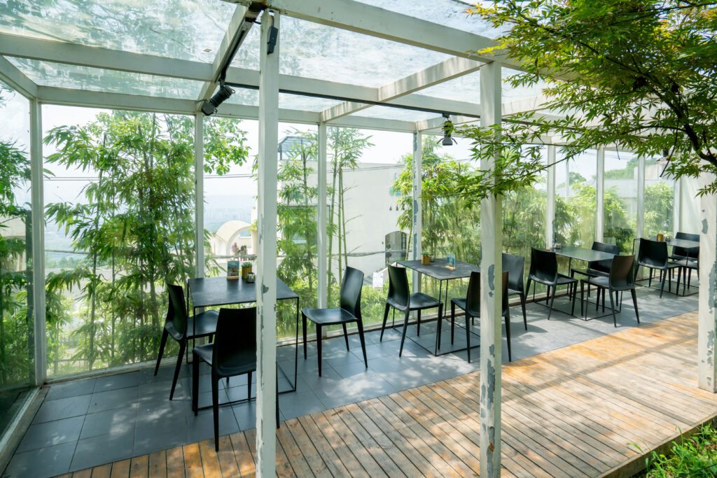 How to Choose a Pergola for Coastal Climates 6 Outdoor restaurant in a glass pergola