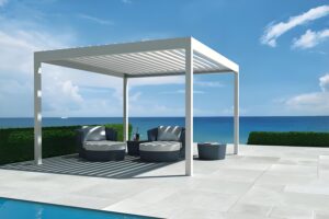 pérgola de aluminio junto al mar