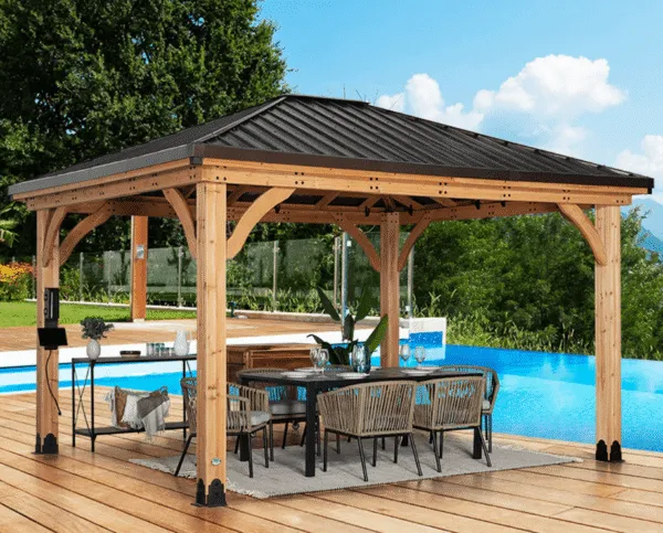 Cenador de madera junto a la piscina