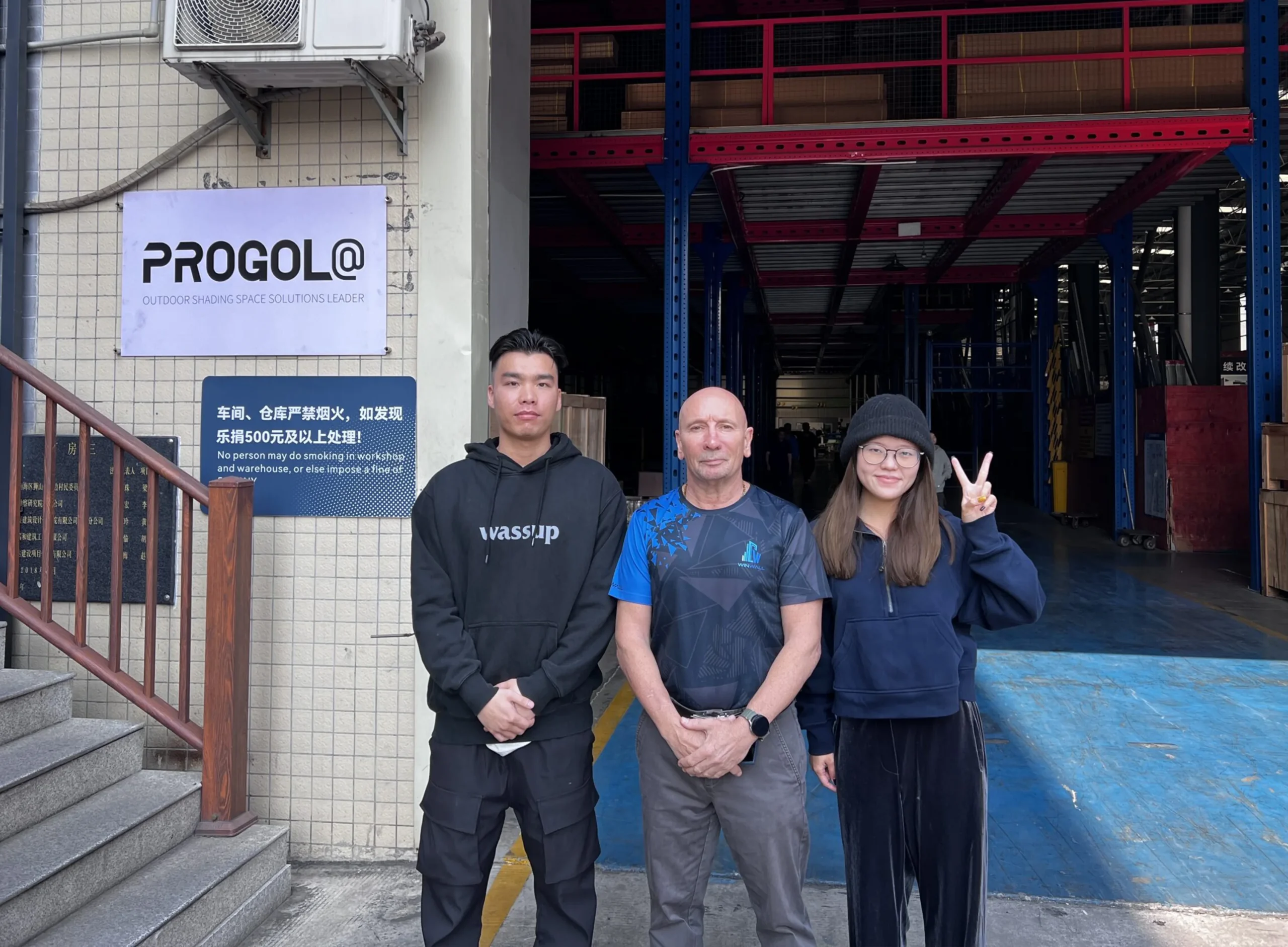 Una foto del vendedor de Progolas y clientes estadounidenses en la entrada de nuestra fábrica de pérgolas de aluminio.