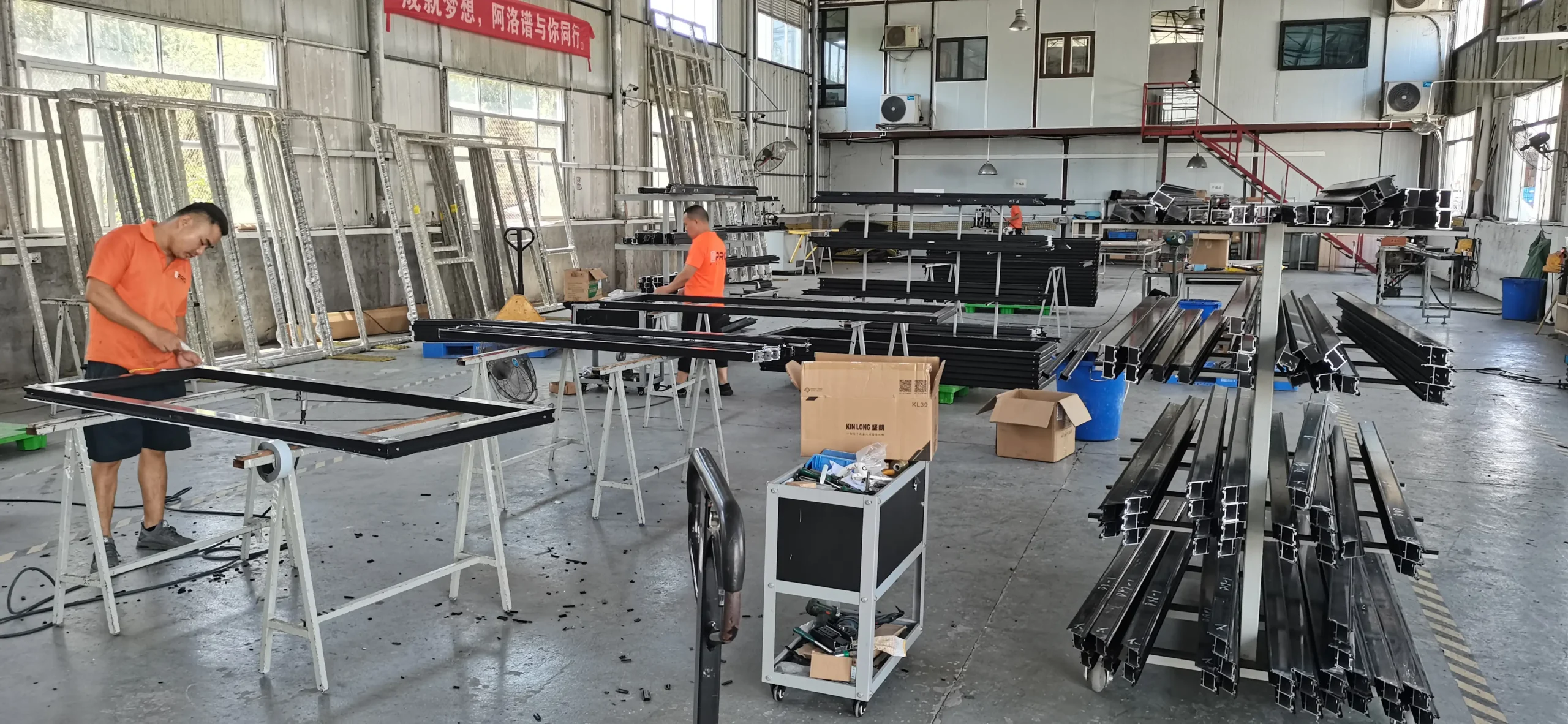 Линия по производству полуфабрикатов для алюминиевых дверей, окон и навесных стен