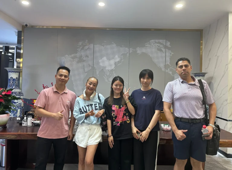 Китти, продавец Progolas & Aprodoor, и клиент перед офисом