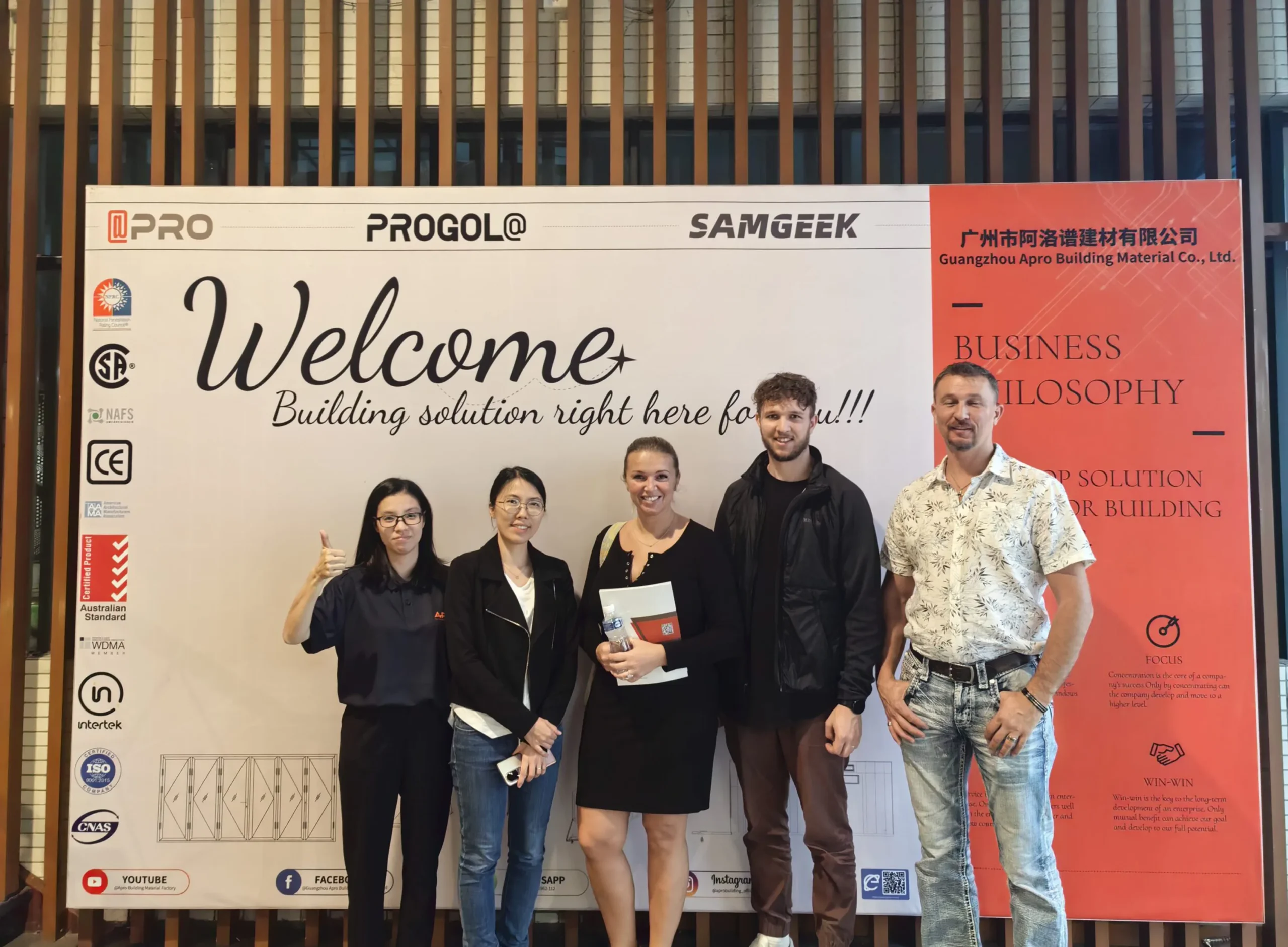 Nancy, a salesperson at Progolas & Aprodoor, took a photo with a foreign client in front of the company's billboard