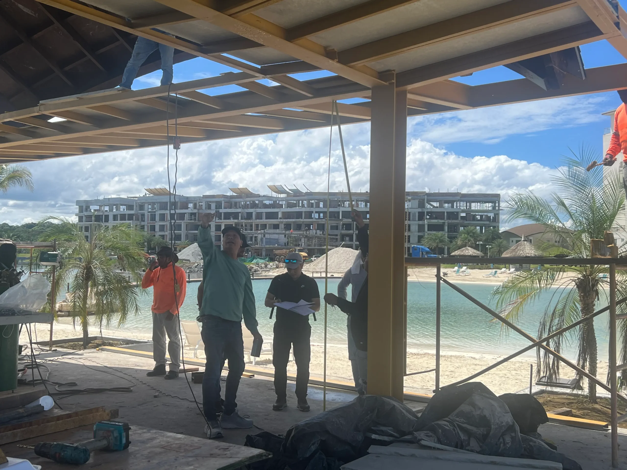 Фотографии руководства по строительству на месте строительства здания в Панаме