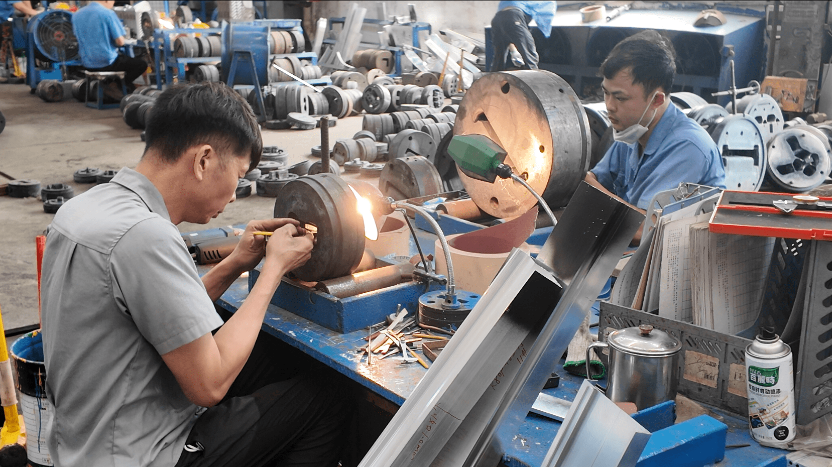 Фотография рабочих, проверяющих качество алюминия.