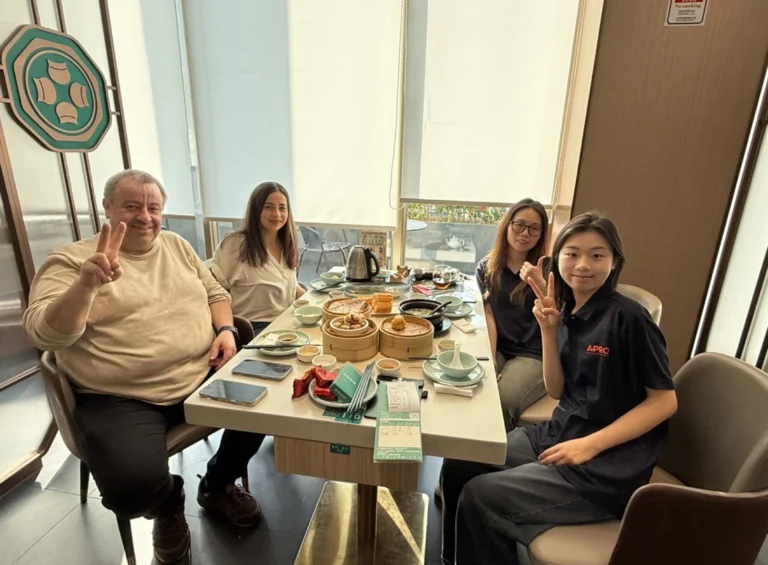 Продавцы Progolas и Aprodoor Тиффани и Янне сфотографировались с американскими клиентами в отеле.