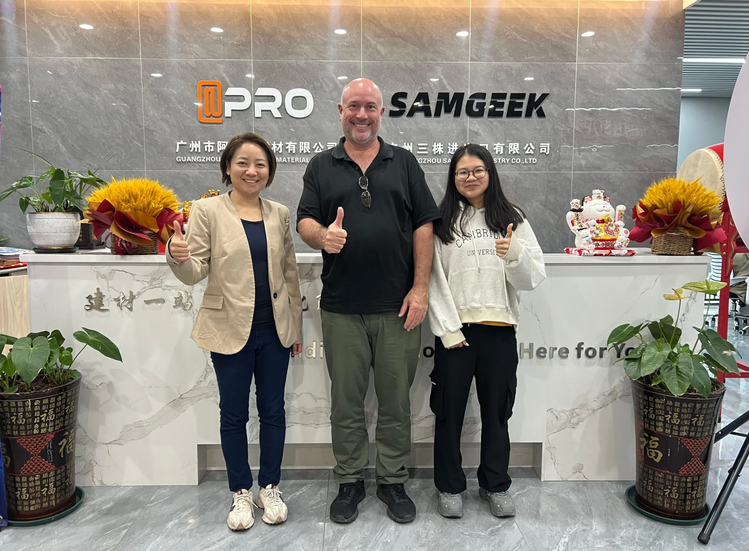 Progolas & Aprodoor took a photo with foreign customers in front of the company gate