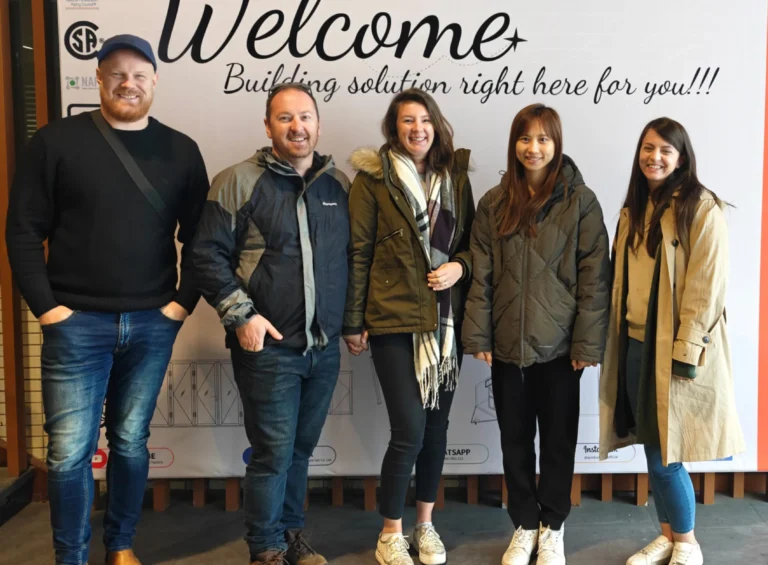 Продавец-котик Progolas & Aprodoor фотографируется с покупателем на фоне рекламного щита компании.