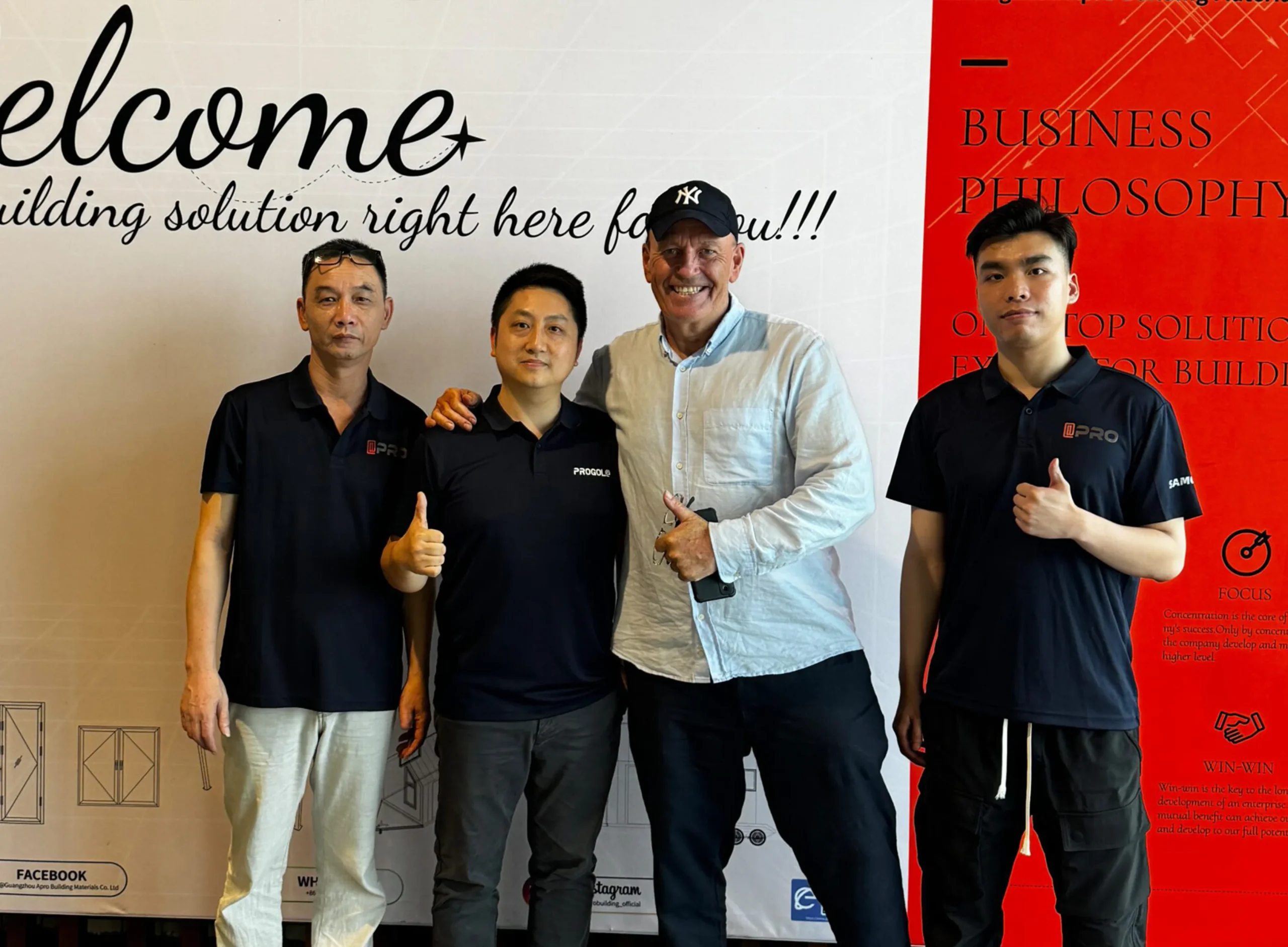 The owner of Progolas & Aprodoor took a photo with American customers in front of the company's billboard