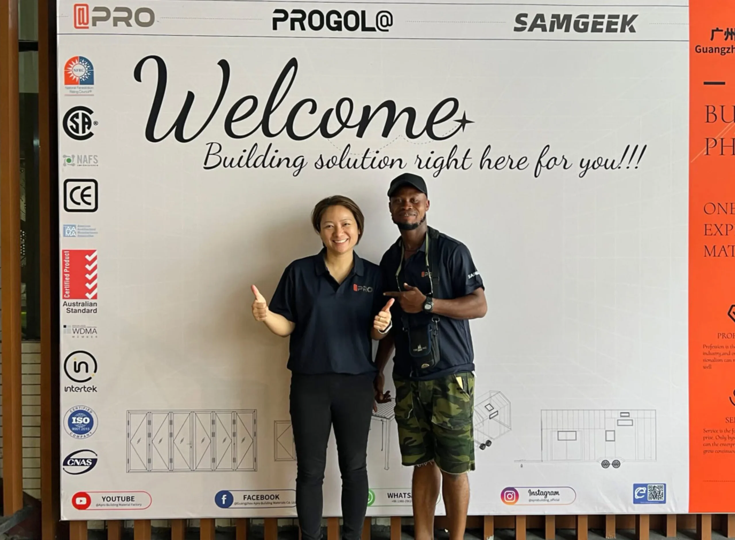 The owner of Progolas & Aprodoor took a photo with her African customers in front of the company's billboard