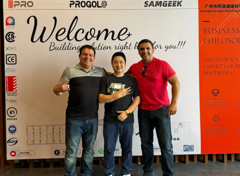 Владелец Progolas & Aprodoor сфотографировался со своими клиентами из Южной Азии, которым понравился рекламный щит компании.