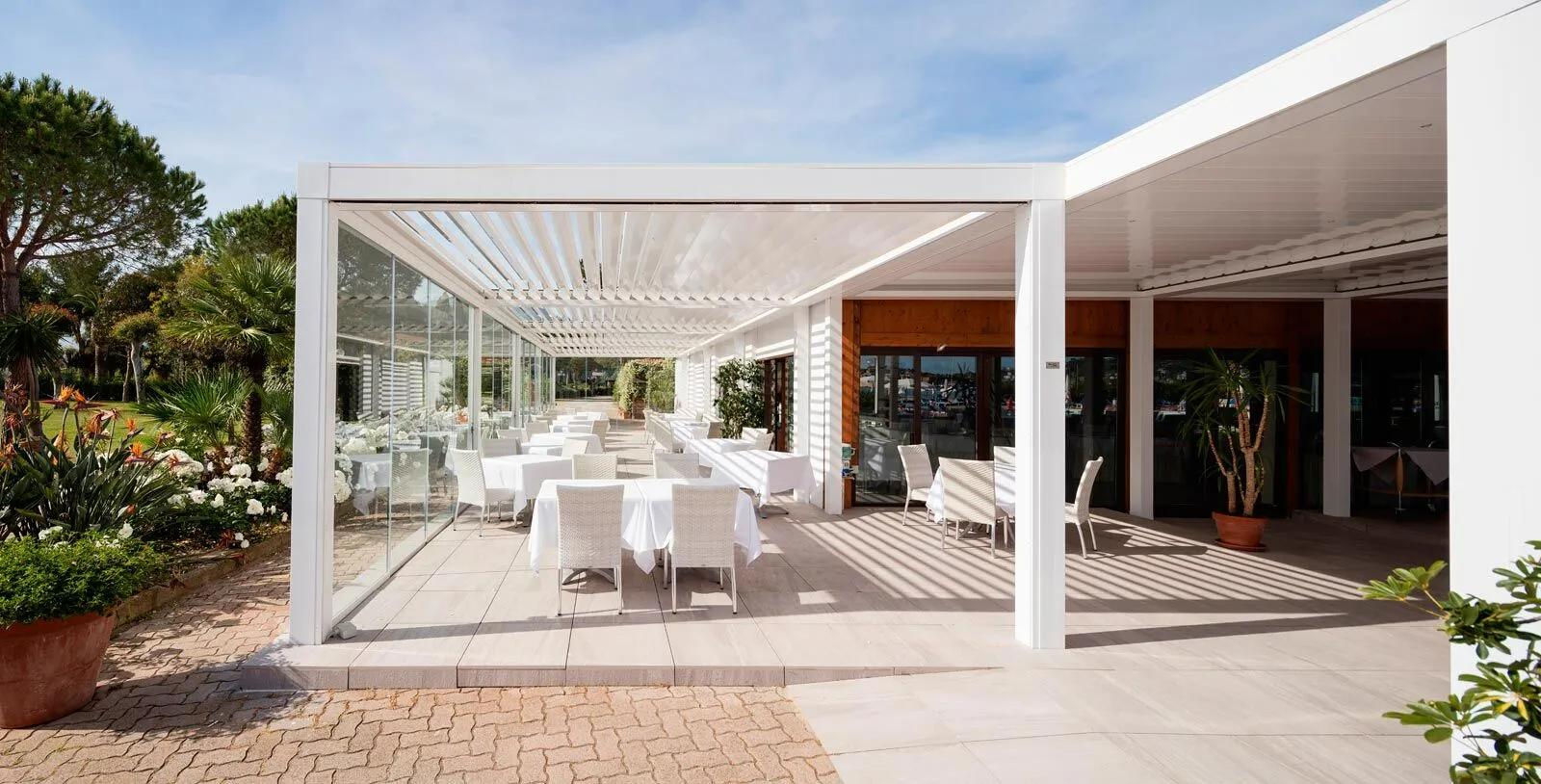 Pérgola de aluminio blanco para uso comercial en restaurantes.