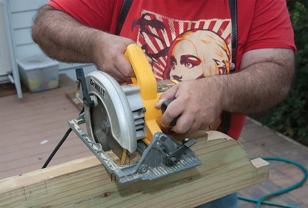 Imágenes del corte a mano de los pilares de un cenador.