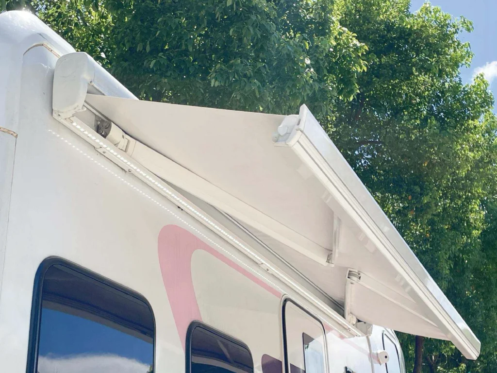 Tendalino retrattile per camper