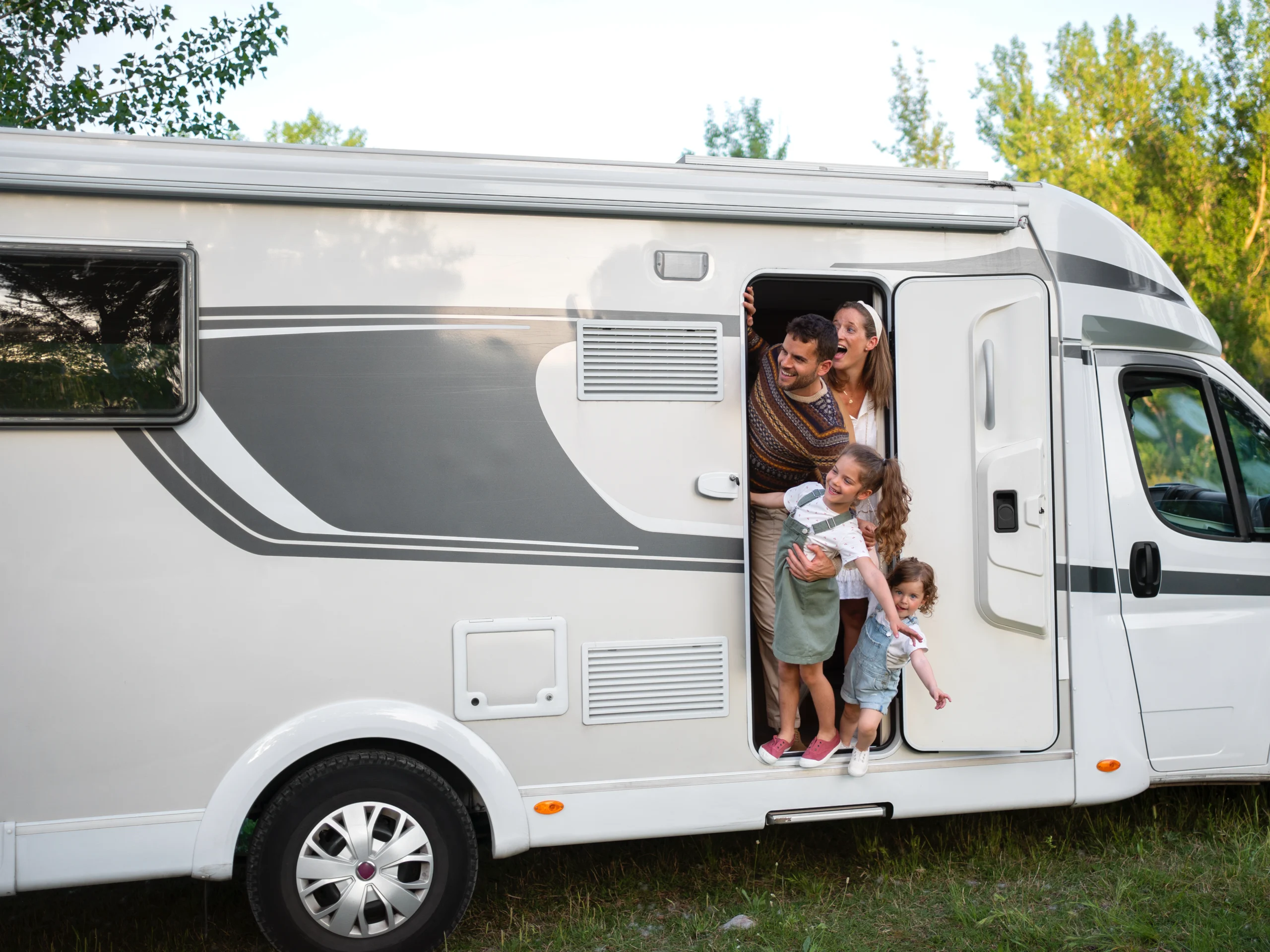famiglia nomade che si diverte insieme in piccoli camper