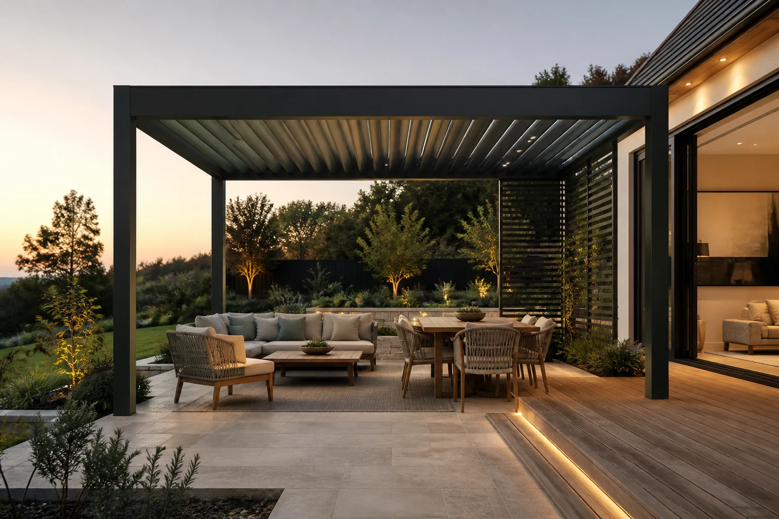Pergola in alluminio di colore verde scuro, struttura esterna che collega patio, giardino e terrazza.